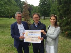 Een cheque van 5.000 euro kon de Stichting van het Kind deze week in ontvangst nemen van vier Rotaryclubs in het Groene Hart. Het geld wordt besteed aan sportactiviteiten voor kinderen op Horizon-locatie Rijnhove in Alphen aan den Rijn. Deze jeugdzorginst